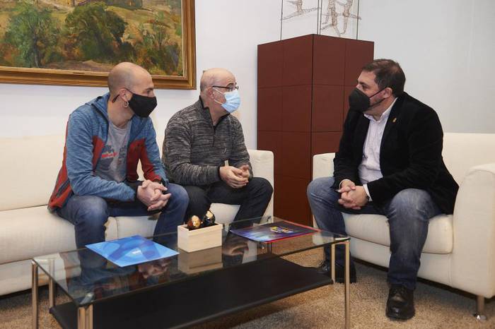 Korrikarekin kolaboratzen segitzeko gonbita egin dio AEK-k Nafarroako Parlamentuari