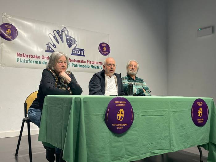 Elizak bere egin duen ondarea berreskuratzeko lan egin dezatela eskatu diete politikariei