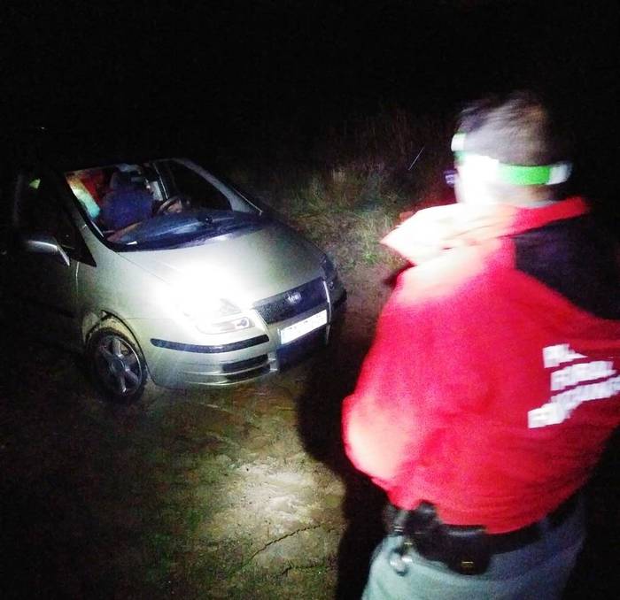 Erreniega mendian, kotxea lokatzean sartuta, familia bat erreskatatu dute foruzainek