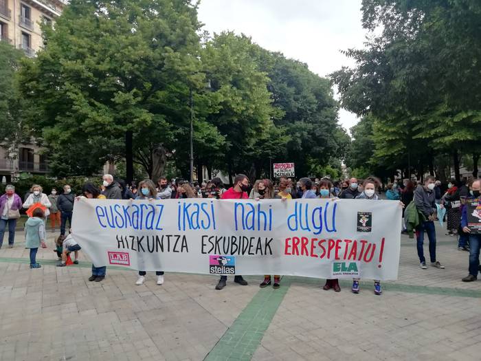 Euskaraz ikasi nahi dutela aldarrikatu dute gobernuaren hizkuntz politikak kaltetutakoek