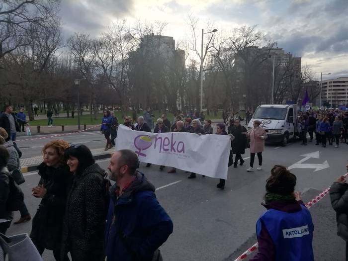 Adineko emakumeek "indarkeria bikoitza" jasotzen dutela salatu du Oneka plataformak