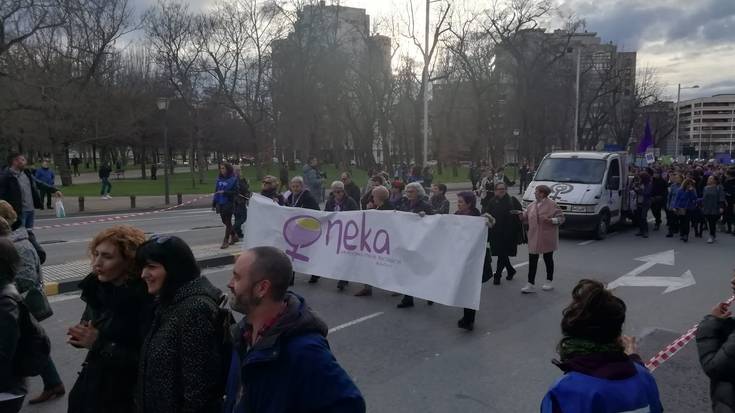 Adineko emakumeek "indarkeria bikoitza" jasotzen dutela salatu du Oneka plataformak