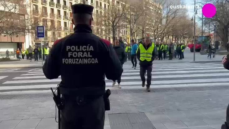 Tentsioa parlamentuko ateetan, nekazariak indarka sartzen saiatu direla eta