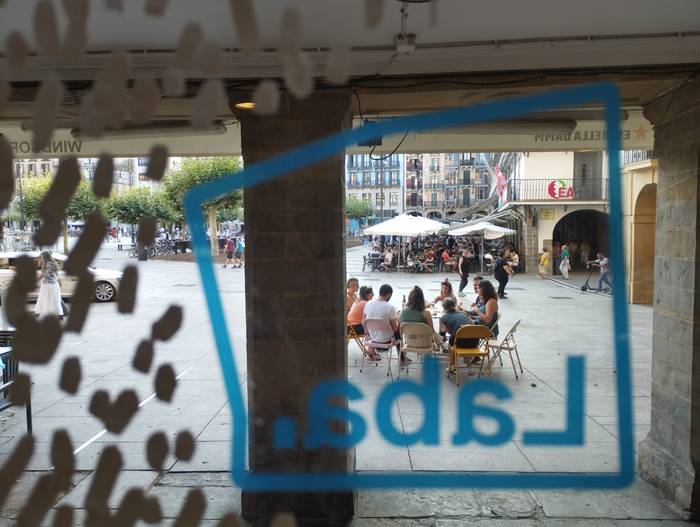 Labak terraza jartzeko baimena lortu du