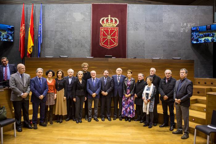 Euskaltzaindiak Nafarroako Parlamentuaren domina jaso du, bere "ibilbide akademiko eta historikoagatik"