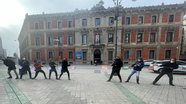 UGT, CCOO eta patronalaren finantziazio publikoaren itzulera salatu du ELAk, parlamentuaren aitzinean