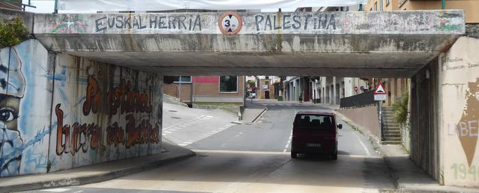 Lau urteko neska bat hil da Altsasun, oinezkoen pasabide batean harrapatuta