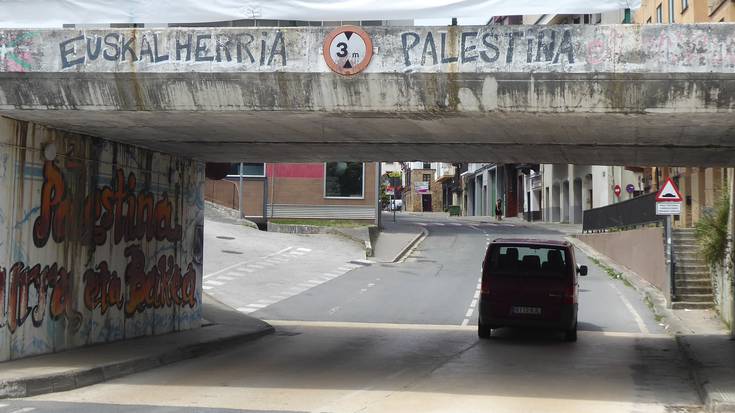Lau urteko neska bat hil da Altsasun, oinezkoen pasabide batean harrapatuta