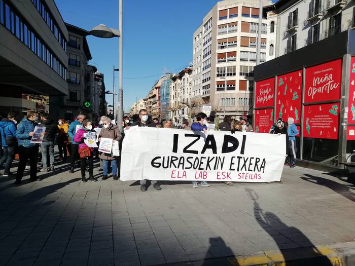 Izadiren eskubideak errespetatzeko eskatu diote sindikatuek Espainiari