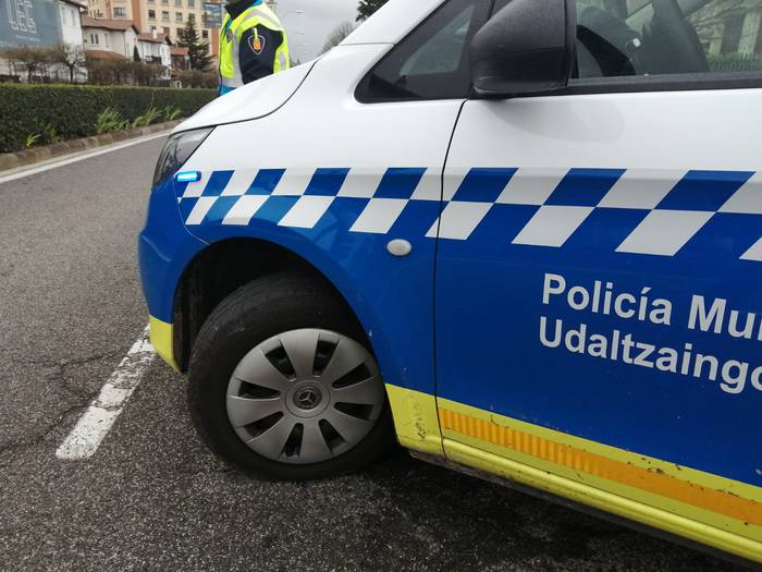 Gizonezko bat atxilotu dute Iruñean, "etxeko indarkeria" egotzita, bi labanarekin ihes egin ondoren