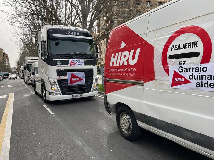 Lanuztearekin segitzea erabaki dute Hiru sindikatuko garraiolariek