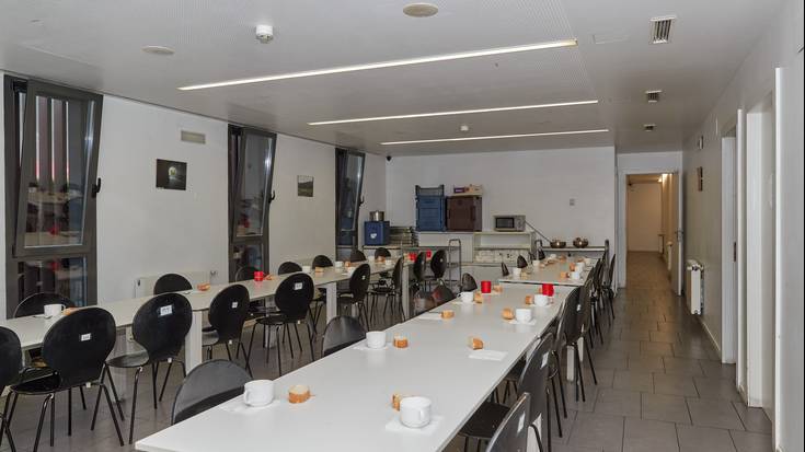 "Aterpetxe berria zabaldu izana albiste ona da, baina motz geratzen da eta berandu dator"
