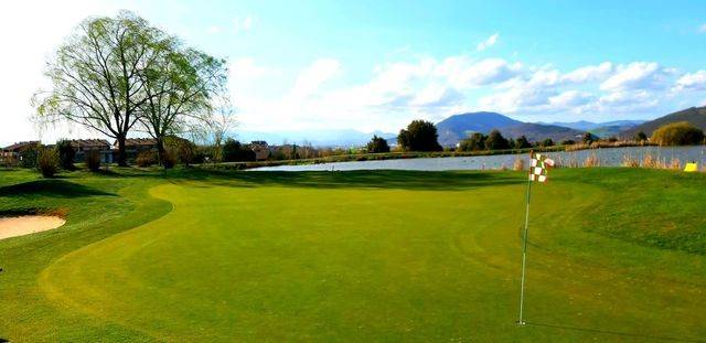 Klimaren aldeko ekintzaileek Gorraizko golf zelaia "baratze" bihurtu dute