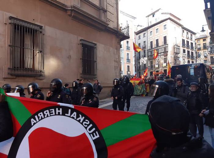 Antifaxistek Voxen deialdiari aurre egin diote Iruñean