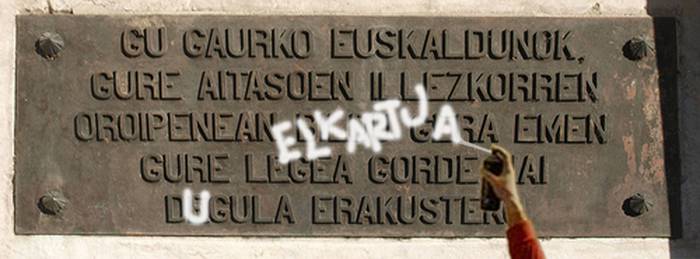 Foruen Monumentuari esprai margoz eraso egin eta gipuzkerazko testu zatiak nafarrerara aldatu dituzte