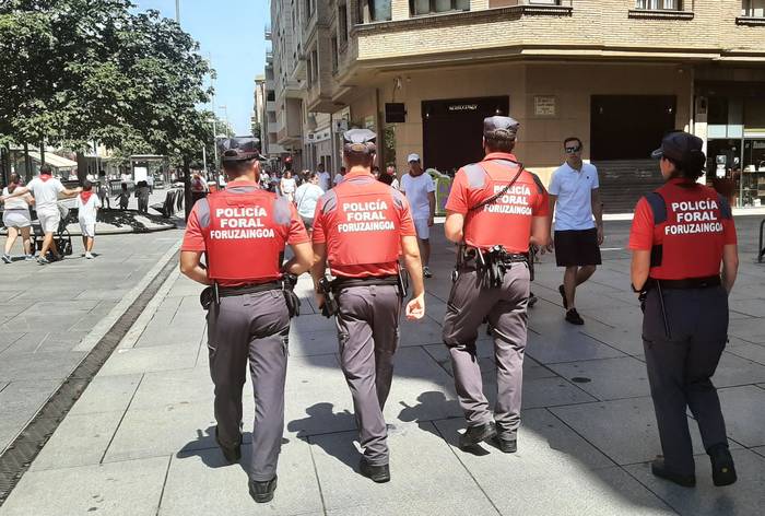 "Pertsona arrazializatuen kontrako neurrigabeko polizia jazarpena ikusten ari gara Sanferminetan"
