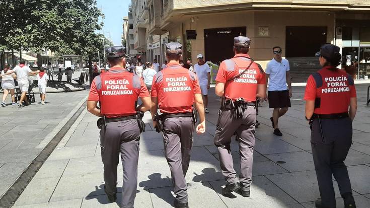 "Pertsona arrazializatuen kontrako neurrigabeko polizia jazarpena ikusten ari gara Sanferminetan"
