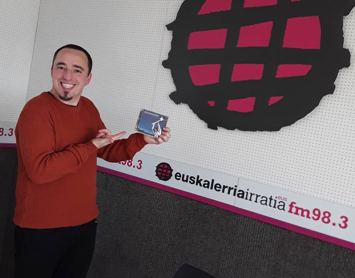 “Sentimendu desberdinetatik pasatzen den bidaia moduko bat da diskoan entzun dezakeguna"