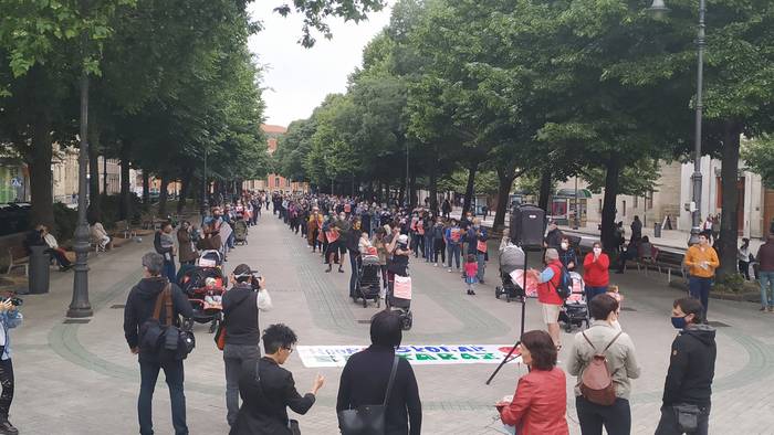 Euskara eskubidea aldarrikatu dute Iruñeko kaleetan