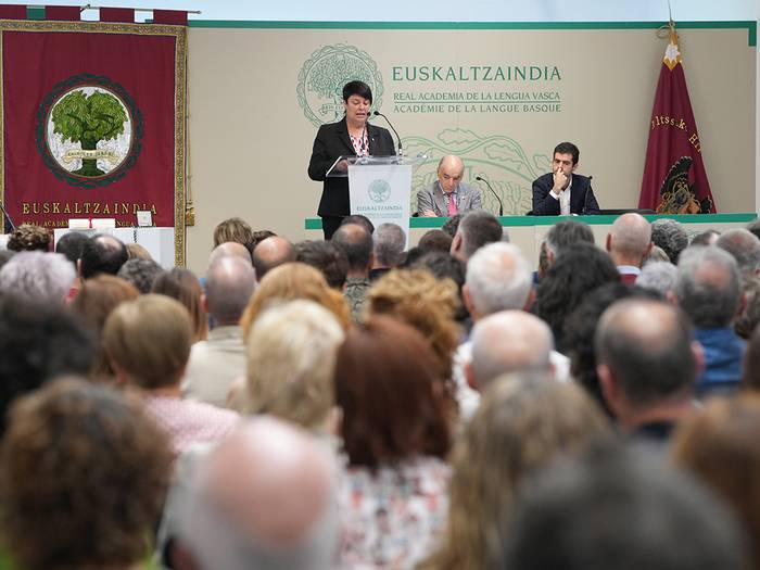 Poesia garaikidea lagun egin du Euskaltzaindiko sarrera hitzaldia Castillo Suarezek