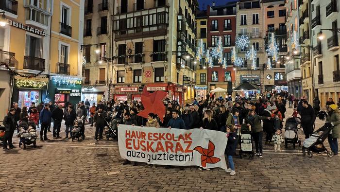 Iruñeko auzo guztiek euskarazko haur eskola eduki dezatela eskatu dute hainbat familiak
