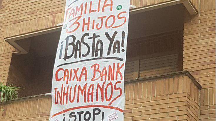 Familia bat etxetik bota nahi du Caixa Bank bankuetxeak Atarrabian
