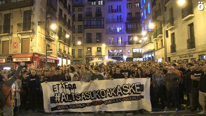 Iruñeko Udaletxe Plaza bete da, "Altsasukoak aske!" aldarrikatzeko