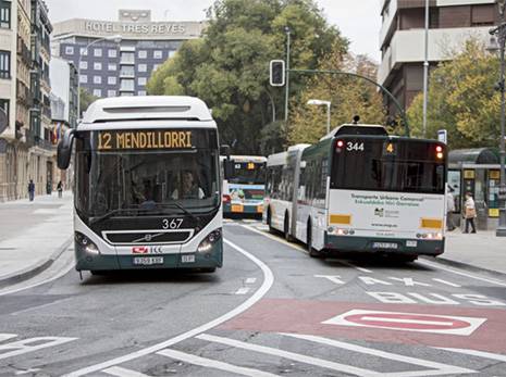 Txofer baten bero kolpearen ostean, sindikatuek Iruñeko autobusen baldintzak salatu dituzte