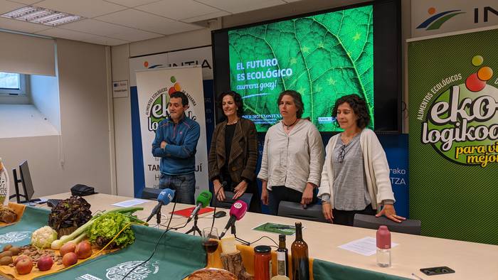 Aurrera egiten ari da ekoizpen ekologikoa, baina "azeleragailua zapaldu" behar du