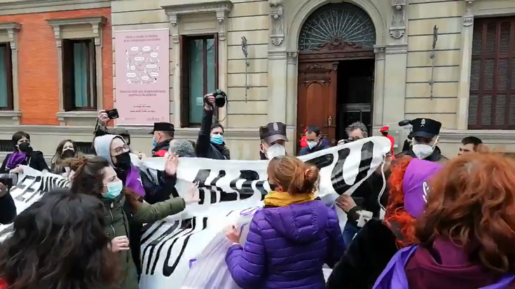 Mugimendu feministako kide bat atxilotu dute Parlamentuan