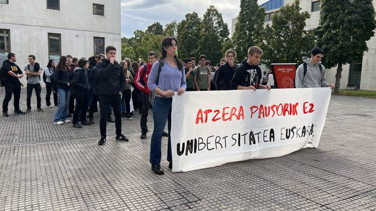 Hizkuntza eskubideetan unibertsitateak atzera egin duela salatu du NUPeko Euskara taldeak