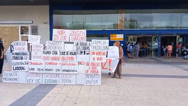 Zaintza erdigunean jarriz eskatu du Iruñerriko Mugimendu Feministak grebara batzea