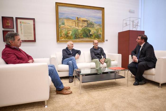 Erorien Monumentua Eraisteko Plataformak bere eskaerak parlamentuko presidenteari helarazi dizkio