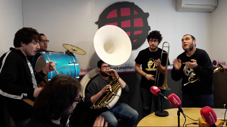 Broken Brothers Brass Band. Elkarrizketa eta bi abesti zuzenean