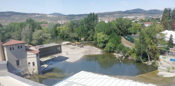 Ez ohiko garbiketa egiten ari dira Arga ibaian