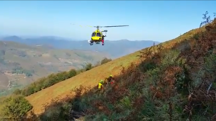 Suhiltzaileek mendizale bat erreskatatu dute Goizueta inguruan, helikopteroz
